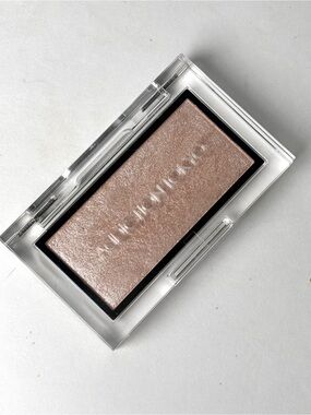 Addiction Tokyo - the blush nuancer -  Highlighter - in shade Beyond Light 001